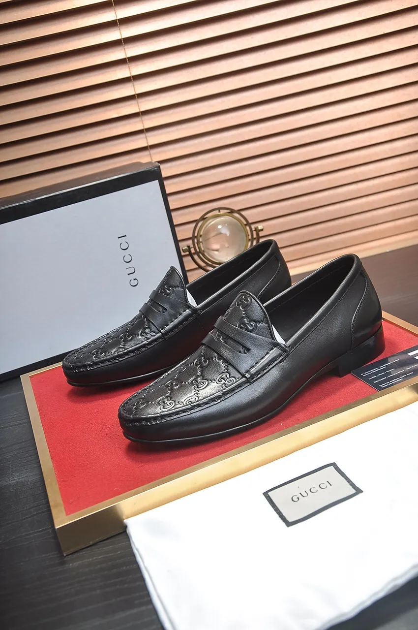 Men's shoes💰500💶Italy's top luxury men's shoe giant (GUCCI) (Gucci) (full cowhide lining) new arrival🍃Original European style🔰 Pleasant to the eye😍In order to make the shoes more durable and non-deformable🌀The production continues to follow traditional methods but there is still no lack of innovation💪Choose original sheepskin for the leather♻️ Smooth and natural And extra bright ⭐Made of imported cowhide, the first choice of rich people 38-45 (45 customized)